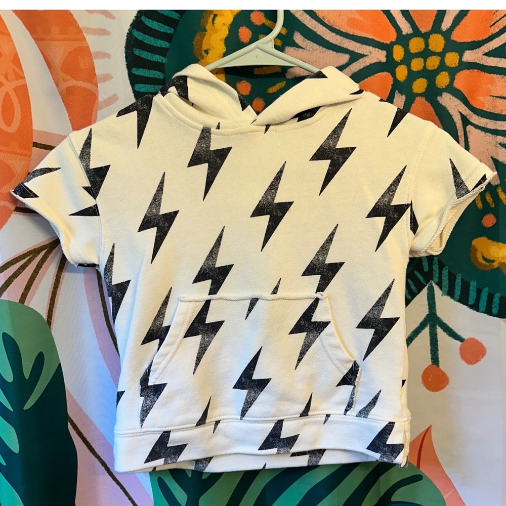 Grayson Mini Kids 4T Short Sleeve Hoodie Cream Lightning Bolt Print Sweatshirt